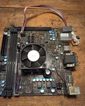 MSI AM1I Mini ITX 17x17 AMD Athlon 5350 Testata