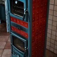 ANSELMO COLA stufa a legna con forno verticale.