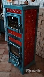 ANSELMO COLA stufa a legna con forno verticale.