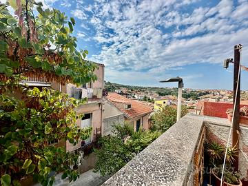 Casa su 2 livelli con ampia terrazza panoramica