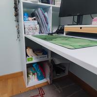 Scrivania con libreria 