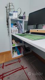 Scrivania con libreria 