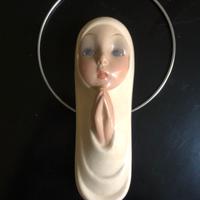 MAIOLICA CON VOLTO DI BAMBINA IN PREGHIERA
