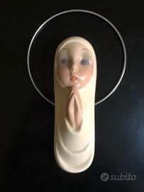 MAIOLICA CON VOLTO DI BAMBINA IN PREGHIERA