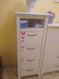 Set: due cassettiere, tavolino e cappottiera