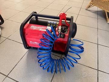 Milwaukee Compressore Professionale a Batteria