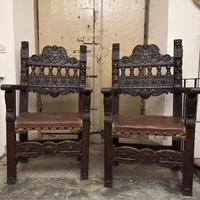 Coppia di poltrone antiche in legno