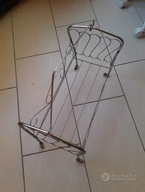 Lettino bambole vintage. 
Molto particolare e graz