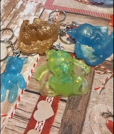 Collane, orecchini, ciondoli, oggetti in resina