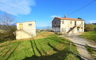 Casa colonica di ampia metratura, con vari accesso