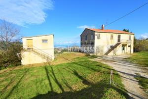 Casa colonica di ampia metratura, con vari accesso