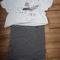 Gonna a righe bianche e blu e t-shirt bianca I Do 