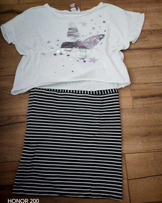 Gonna a righe bianche e blu e t-shirt bianca I Do 