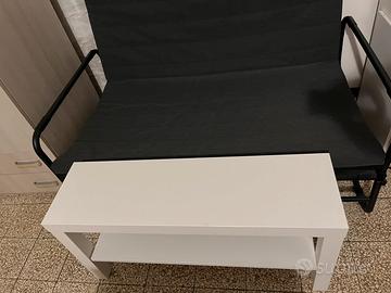 Divano letto Hammarn e tavolino Lack di IKEA