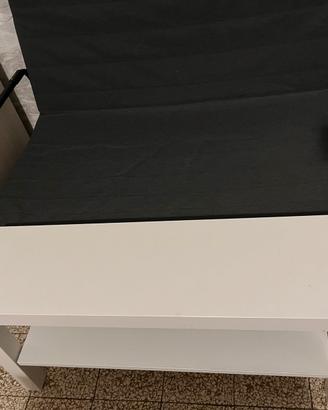 Divano letto Hammarn e tavolino Lack di IKEA