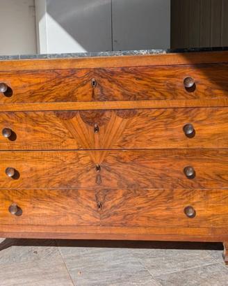 Cassettone in noce con piano in marmo nero