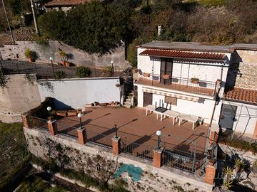 Poli: villa bifamiliare con giardino