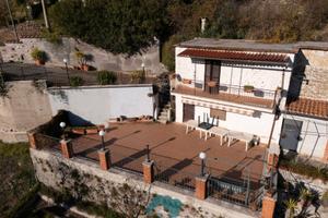 Poli: villa bifamiliare con giardino