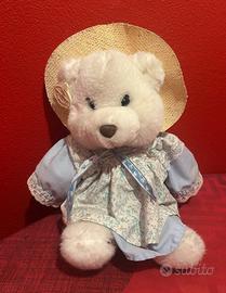 Orsetto vestito con cappello paglia