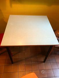 Tavolo scuola verde in formica