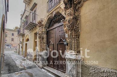 Palazzo / Stabile di 800 m² con più di 5 locali a 