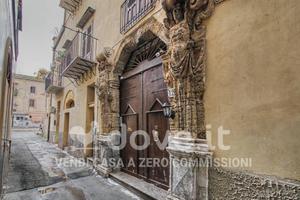 Palazzo / Stabile di 800 m² con più di 5 locali a 