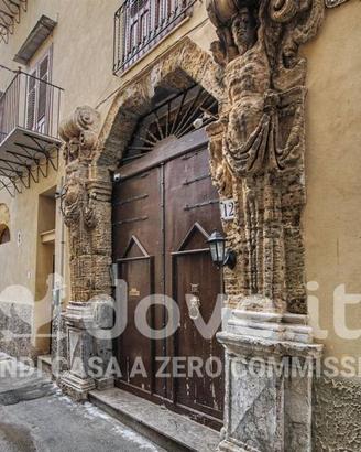 Palazzo / Stabile di 800 m² con più di 5 locali a 