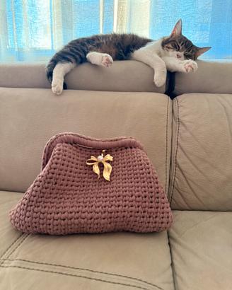 Un piccolo abbraccio da indossare..Clutch bag