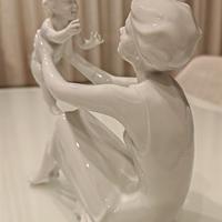 STATUINA IN PORCELLANA