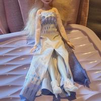 Elsa di Frozen che canta