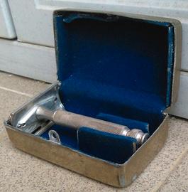 ANTICO RASOIO MARCA GILLETTE IN SCATOLA DI METALLO