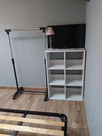 appendiabiti con rotelle/libreria 