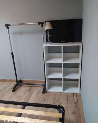 appendiabiti con rotelle/libreria 
