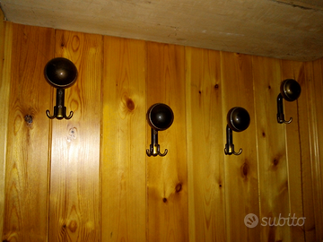 Appendiabiti con pomello e ganci