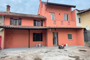 Casa a Cergnago (PV) con 3 bagni, 3 camere e corti
