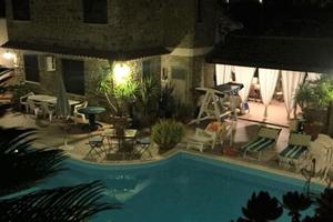 Due appartamenti in villa con piscina