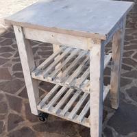 Tavolo multiuso a ripiani in legno con rotelle