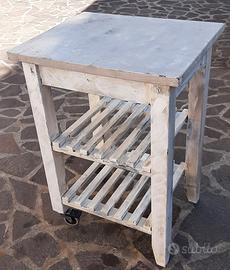 Tavolo multiuso a ripiani in legno con rotelle