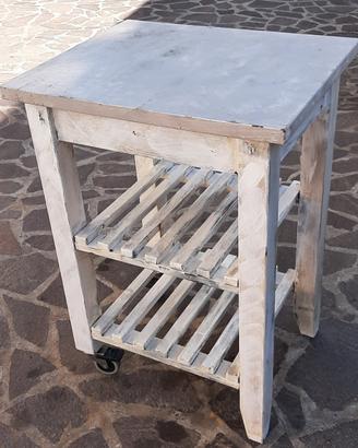 Tavolo multiuso a ripiani in legno con rotelle