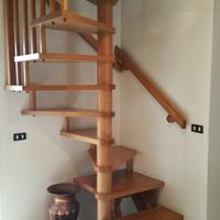 Scala a chiocciola in legno a pianta quadrata