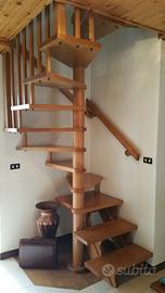 Scala a chiocciola in legno a pianta quadrata