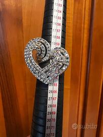 Anello a cuore con pietre