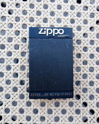 Zippo, vecchio accendino con custodia