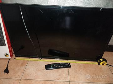 televisore con telecomando 