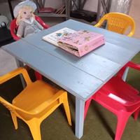 Tavolino  legno  e  4  poltroncine  per  bambini