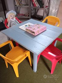 Tavolino  legno  e  4  poltroncine  per  bambini