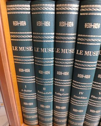 mobiletto antico con enciclopedia MUSE