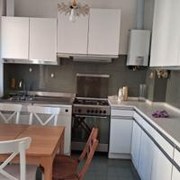 Cucina con elettrodomestici