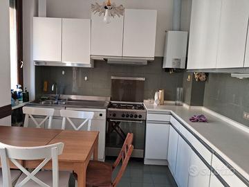 Cucina con elettrodomestici