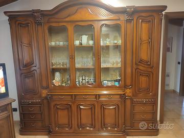 Credenza cristalliera e tavolo in arte povera